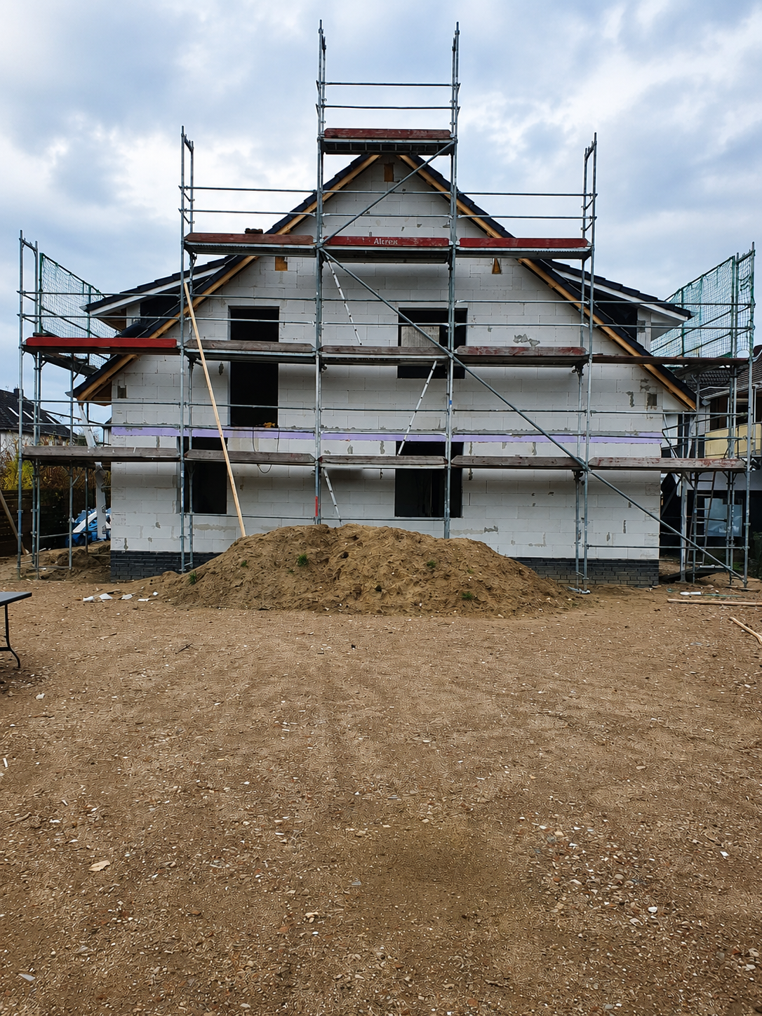 Frontalansicht des Rohbaus mit Gerüst während der Bau- und Entwicklungsphase