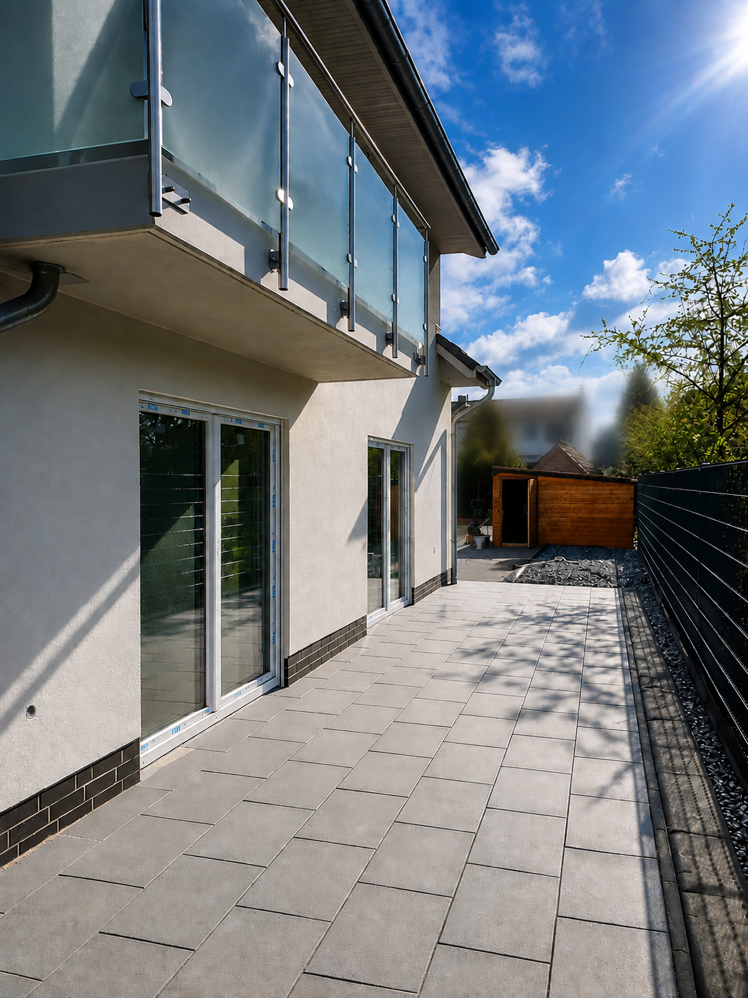 Außenbereich mit Terrasse und Balkon des fertiggestellten Objekts
